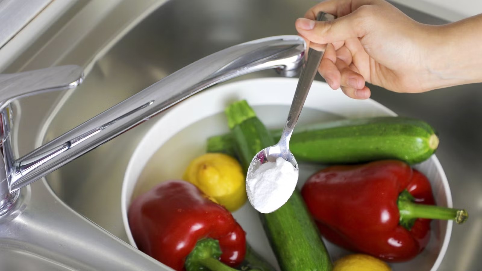 Twinkle Khanna's 5-Minute Vegetable Washing Hack Goes Viral, Here's What She Shared
